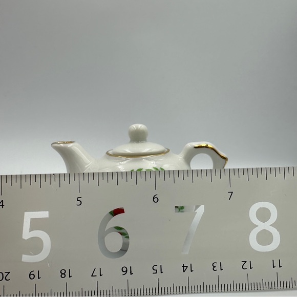 Vintage Mini Porcelain Teapot for a Grandmother with removable lid- - Picture 4 of 11